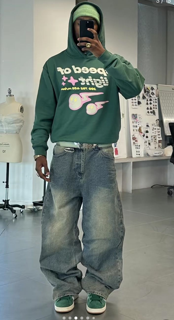 Baggy Jeans and Sneakers: The Perfect Street Combo