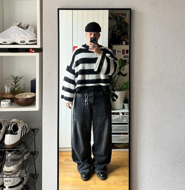 How to Style Black Baggy Jeans Easily